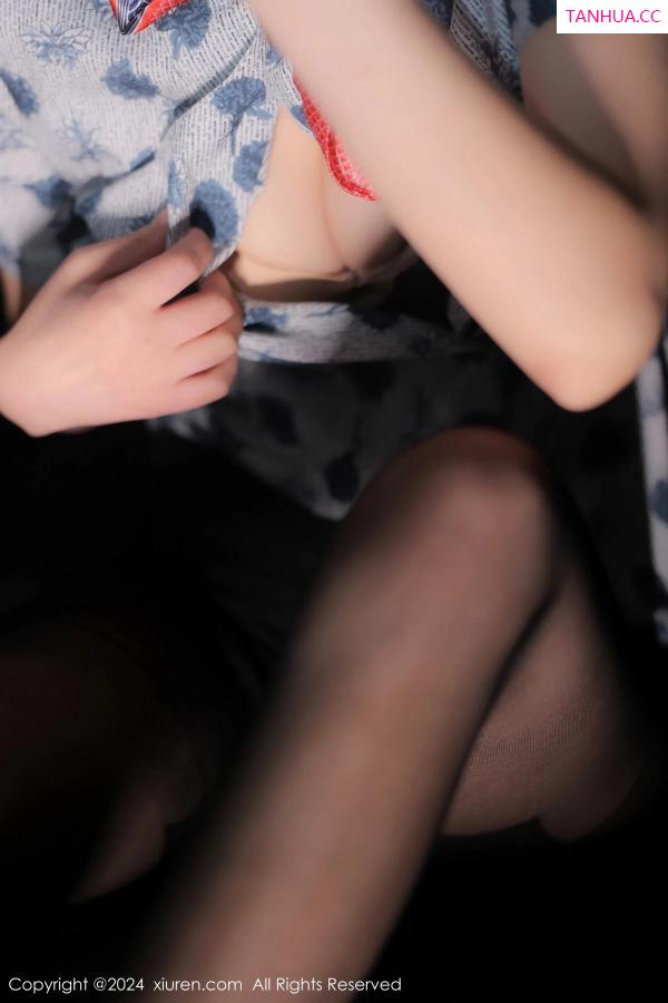   [XiuRen]高清写真图 2024.02.22 No.8125 晚苏susu 制服美腿第47张图片